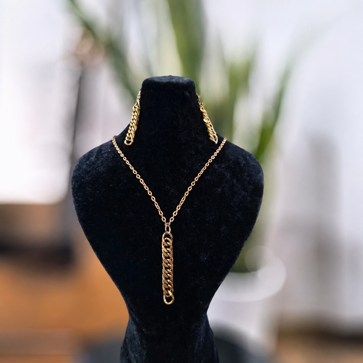 ست گردنبند و گوشواره کارتیر دوبل؛ طراحی 4 طرف تراش با درخشش خیرهکننده 1 ست گردنبند و گوشواره کارتیر دوبل؛ طراحی 4 طرف تراش با درخشش خیرهکننده