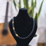 رو مانتویی سنگ اونیکس با مهره های جمجمه طلایی 182 573 رو مانتویی سنگ اونیکس با مهره های جمجمه طلایی