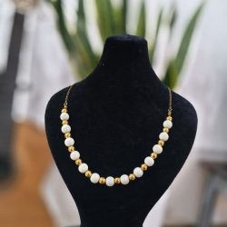 گردنبند ترکیبی سنگ اونیکس سفید و مروارید شل طلایی با جزئیات برنزی