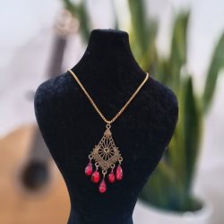 گردنبند طرح لوزی سنتی با آویز دانه انار؛ زنجیر استیل طلایی دیپلمات رنگ ثابت