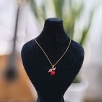 گردنبند گل مکعبی قرمز رنگ ثابت با زنجیر استیل 77 619 گردنبند گل مکعبی قرمز رنگ ثابت با زنجیر استیل