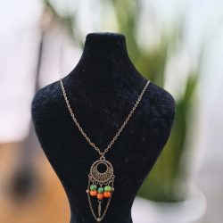 گردنبند طرح آویز سنتی با مهره های رنگی آجیلی و زنجیر دیپلمات برنز