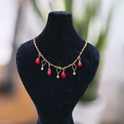 گردنبند طرح شب یلدا با نگین اشک و دانه انار و زنجیر قلبی طلایی رنگ ثابت