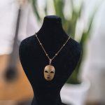 گردنبند برنزی طرح ماسک چهره نمادین سایز بزرگ با زنجیر خلخال برنز 109 734 گردنبند برنزی طرح ماسک چهره نمادین سایز بزرگ با زنجیر خلخال برنز