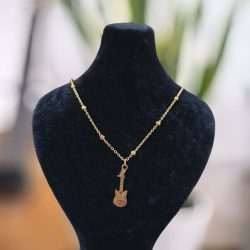 گردنبند طلایی پلاک گیتار؛ ترکیب هنر موسیقی با زنجیر مخراج لوکس