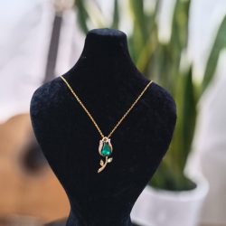 گردنبند پلاک گل لاله سبز نگین‌دار با زنجیر دیپلمات طلایی