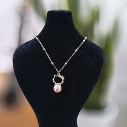 گردنبند با نگین مروارید درشت مخراج کاری شده و زنجیر استیل نقره ای رنگ ثابت خلخال