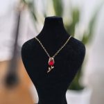 گردنبند گل رز قرمز آلبالویی نگین دار مخراج کاری شده با زنجیر قلبی طلایی رنگ ثابت 57 840 1 گردنبند گل رز قرمز آلبالویی نگین دار مخراج کاری شده با زنجیر قلبی طلایی رنگ ثابت