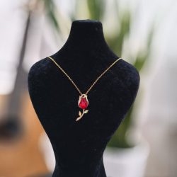 گردنبند گل رز قرمز رنگ ثابت با زنجیر استیل طلایی