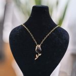 گردنبند گل رز مشکی نگین دار مخراج کاری شده با زنجیر قلبی طلایی رنگ ثابت 52 851 گردنبند گل رز مشکی نگین دار مخراج کاری شده با زنجیر قلبی طلایی رنگ ثابت