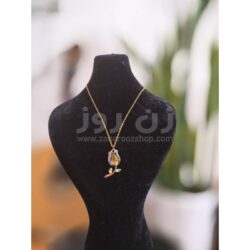 گردنبند گل رز هفت رنگ نگین دار مخراج کاری شده با زنجیر قلبی طلایی رنگ ثابت