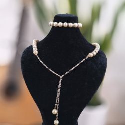 گردنبند مجلسی با مروارید مصنوعی و زنجیر استیل نقره ای رنگ ثابت