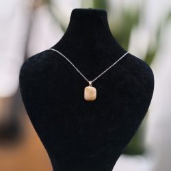 گردنبند سنگ لابرادوریت کرم با زنجیر استیل آجری نقره‌ای رنگ ثابت