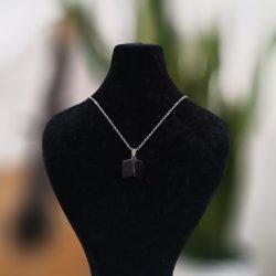 گردنبند سنگ عقیق سیاه طبیعی با زنجیر استیل نقره‌ای (رنگ‌ثابت و ضد حساسیت)