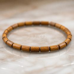 دستبند چوبی ظریف قهوه‌ای روشن با طراحی مینیمال و کش نامرئی