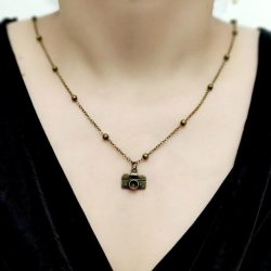 گردنبند زنانه و مردانه طرح دوربین عکاسی سایز متوسط با زنجیر دیپلمات برنزی