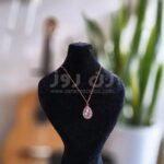 گردنبند با پلاک طرح اشک یاسی و زنجیر طلایی دیپلمات طراحی مدرن و مینیمال