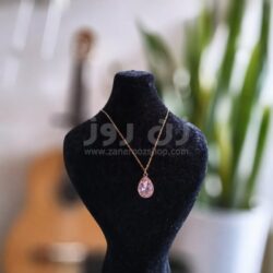 گردنبند با پلاک طرح اشک یاسی و زنجیر طلایی دیپلمات طراحی مدرن و مینیمال
